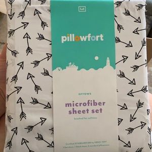 Pillowfort “Arrows” microfiber sheet set